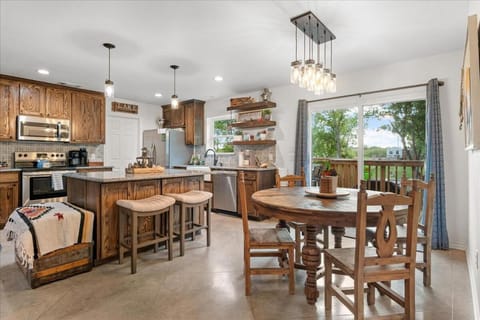 Lakefront! Kayaks, Hot Tub, Foosball, Fire Pit House in Granbury