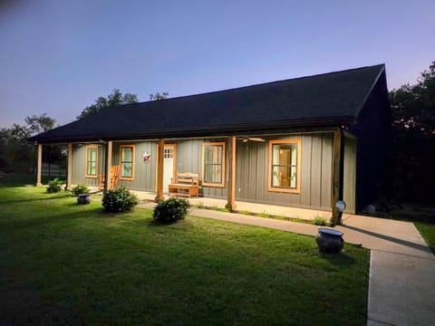 Lakefront! Kayaks, Hot Tub, Foosball, Fire Pit House in Granbury