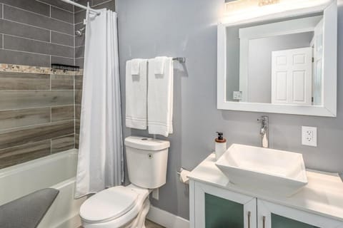 Shower, Toilet, Bathroom, Bath, towels