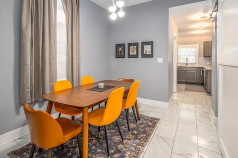 Kitchen or kitchenette, Seating area, Dining area