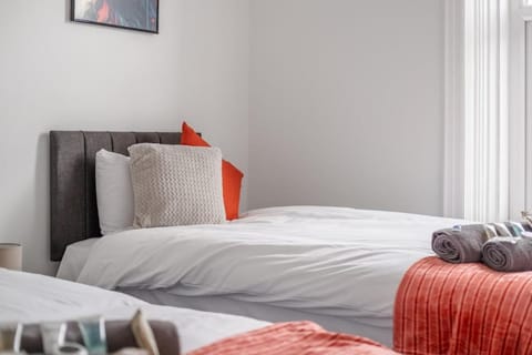 Contractors! Free parking, Wifi, 6 BDR, 10 Beds! House in Gateshead