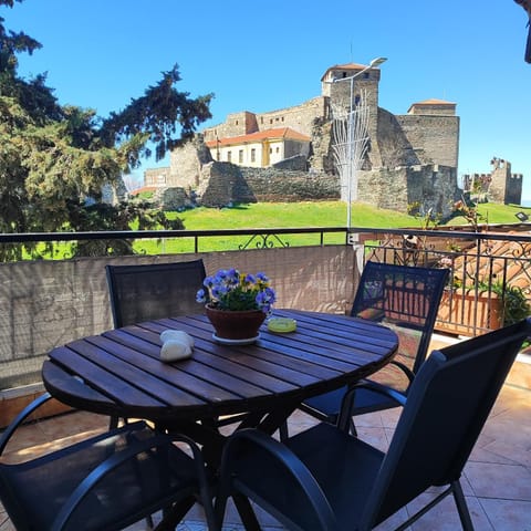 Day, View (from property/room), Balcony/Terrace, Dining area, Landmark view