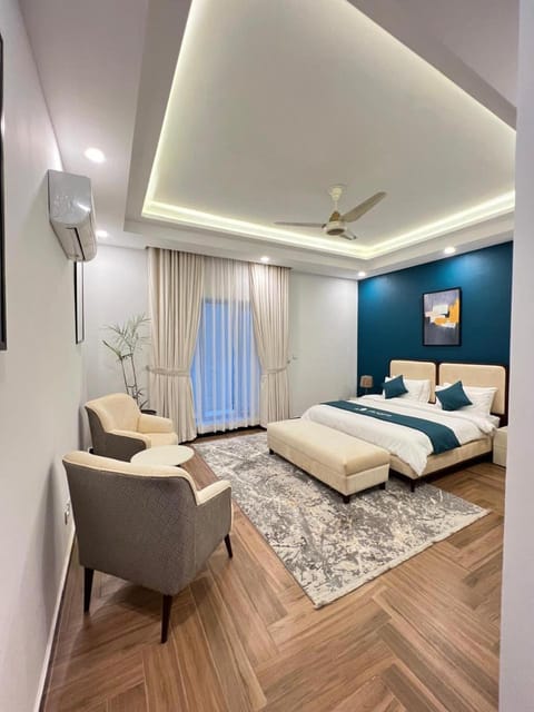 Bed, Living room, Photo of the whole room, Seating area, Bedroom