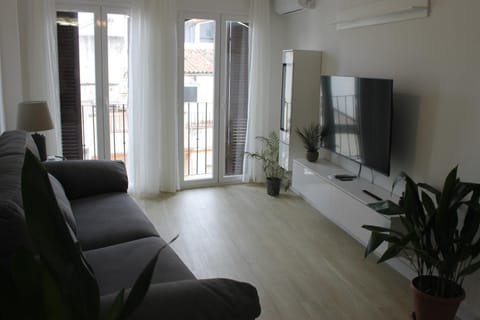 Communal lounge/ TV room, TV and multimedia, Living room, Seating area, Evening entertainment, Mountain view, Street view, air conditioner