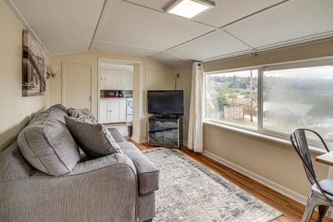 Walk to Mingus Park Quaint Escape with Private Yard House in Coos Bay