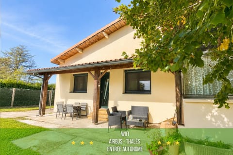 Property building, Patio, Spring, Day, Garden, Garden view