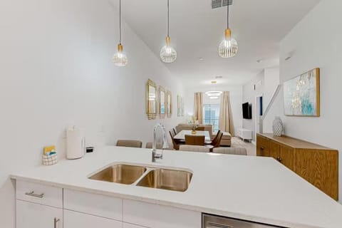 5BR Townhome, Private Pool, Clubhouse Near Disney House in Loughman