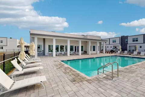 5BR Townhome, Private Pool, Clubhouse Near Disney House in Loughman