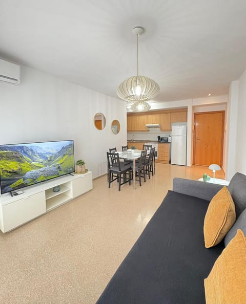 TV and multimedia, Kitchen or kitchenette, Living room, Seating area, air conditioner