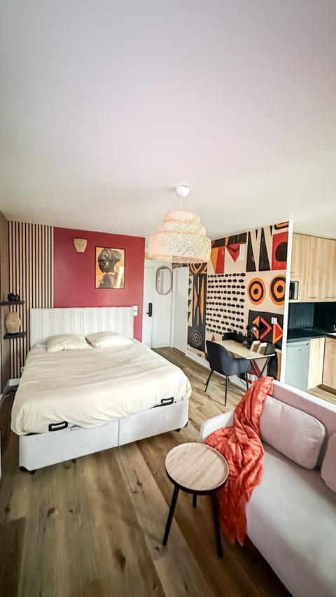 Bed, Living room, Photo of the whole room, Seating area