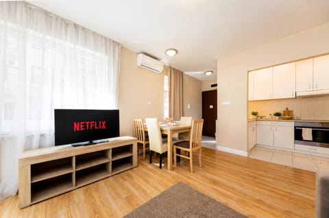 TV and multimedia, Kitchen or kitchenette, Dining area, pet friendly, air conditioner