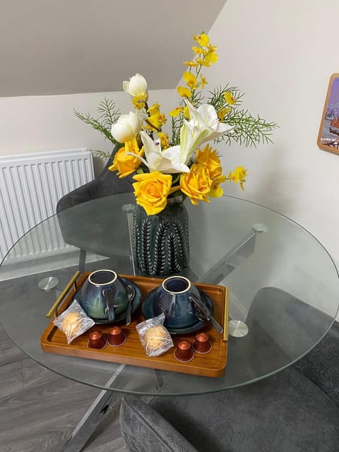 Coffee/tea facilities, Food and drinks, Seating area, Dining area, Drinks