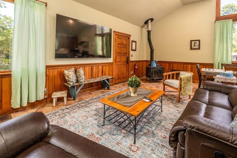 TV and multimedia, Living room, Seating area, Evening entertainment