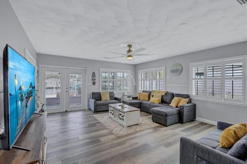 Communal lounge/ TV room, TV and multimedia, Living room, Seating area, Evening entertainment