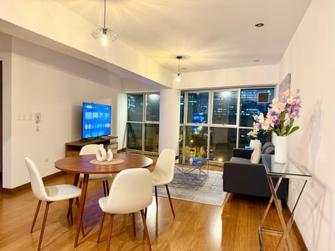 TV and multimedia, Seating area, Dining area