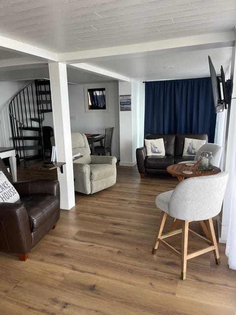 Year-round Cozy Cottage Charm on Cayuga Lake House in Cayuga Lake