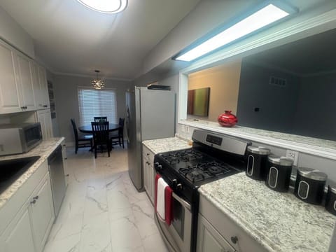 Suburban Retreat 15 Mins to Downtown Detroit House in Southfield