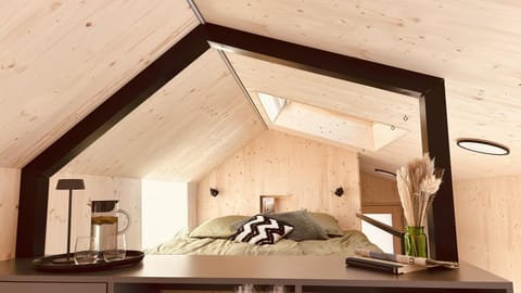 Bed, Seating area