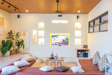 Communal lounge/ TV room, Karaoke, Living room, Evening entertainment