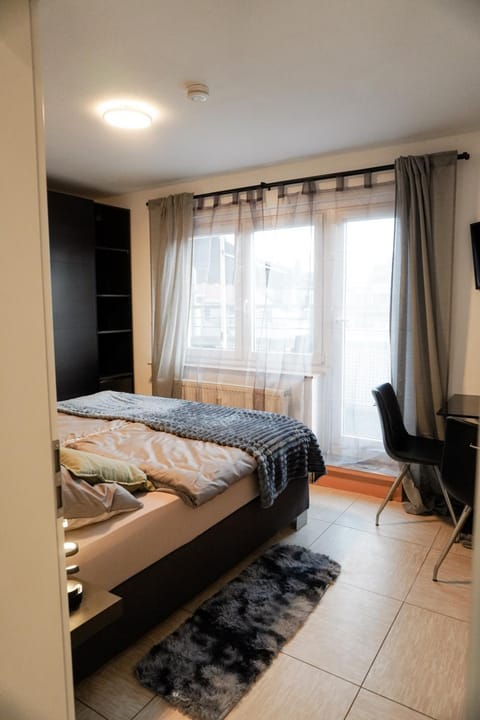 Bed, TV and multimedia, Living room, Photo of the whole room, Seating area, Bedroom