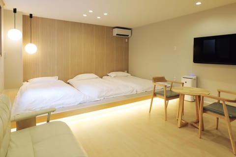 Bed, Photo of the whole room, Seating area