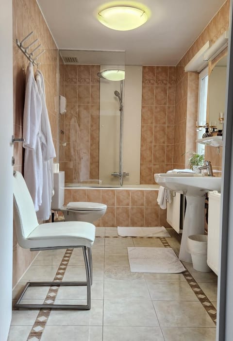 Shower, Toilet, Bathroom, Bath, towels