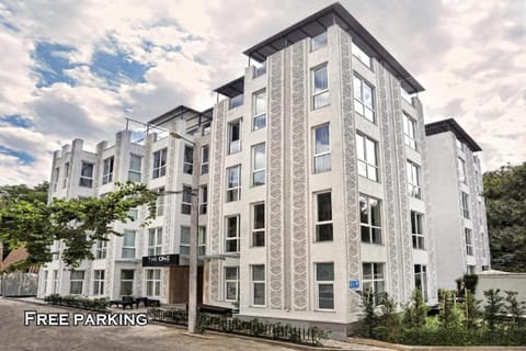 Property building, Day, Neighbourhood, Street view, Location, Parking