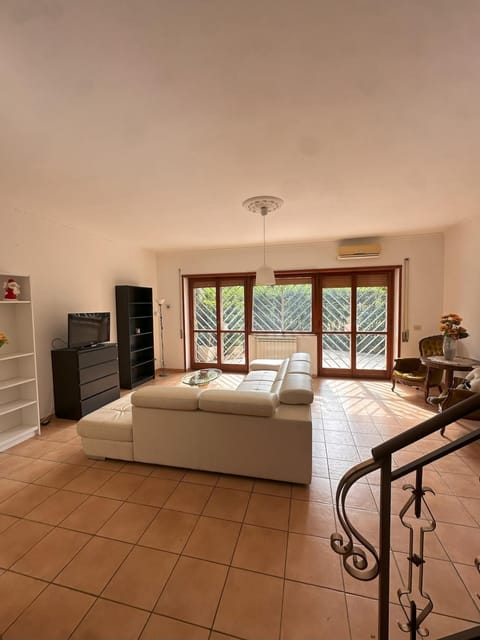 Living room, Photo of the whole room, Dining area