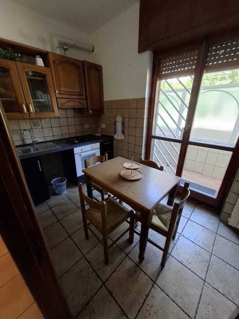 Kitchen or kitchenette, Dining area, stove