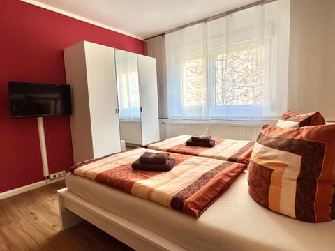 Bed, TV and multimedia, Photo of the whole room, Bedroom, towels, wardrobe