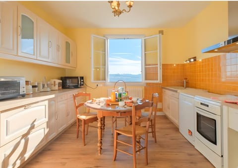 Property building, Kitchen or kitchenette, Living room