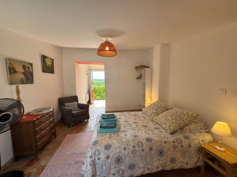 Bed, Living room, Photo of the whole room, Seating area, Bedroom, towels