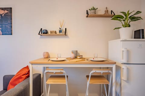 Coffee/tea facilities, Kitchen or kitchenette, Dining area