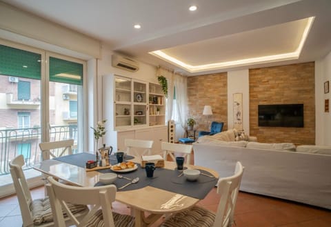 TV and multimedia, Living room, Seating area, Dining area, Food