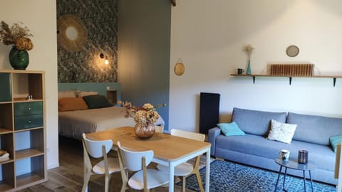 Bed, Living room, Photo of the whole room, Dining area