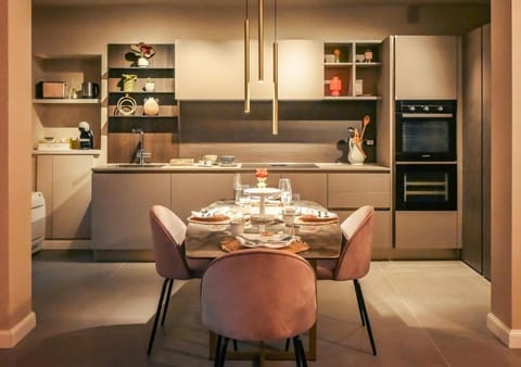 Kitchen or kitchenette, Living room, Food and drinks, Seating area, Dining area, Food, minibar, oven