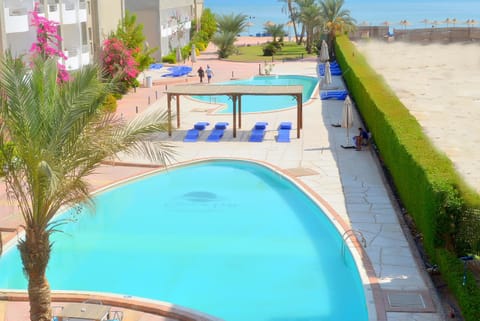 Swimming pool, sunbed