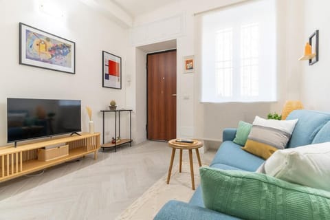 TV and multimedia, Living room, Seating area, Evening entertainment