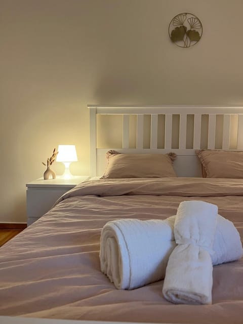 Bed, Photo of the whole room, Bedroom, towels