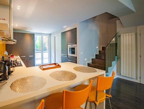 Balcony/Terrace, Kitchen or kitchenette, Living room, Seating area, Dining area, flat iron, minibar, stove