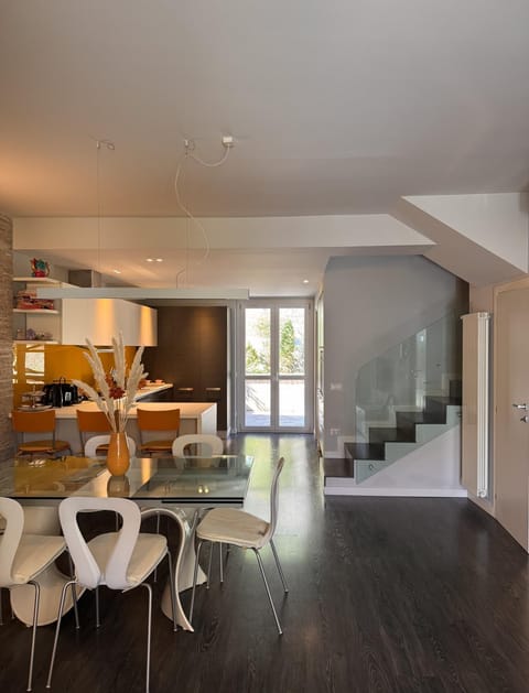 Kitchen or kitchenette, Living room, Seating area, Dining area