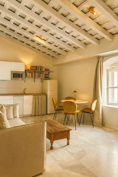 Kitchen or kitchenette, Seating area
