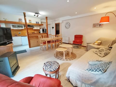 TV and multimedia, Kitchen or kitchenette, Living room, Seating area, Dining area, oven, stove
