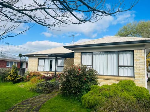 Cosy 3 Bedrooms House Beside City Centre House in Hamilton