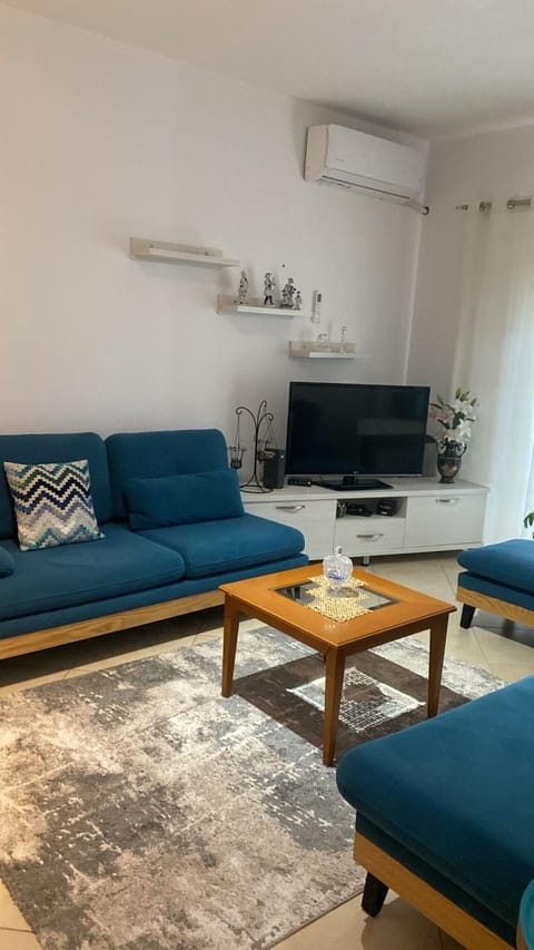 TV and multimedia, Living room, Seating area, air conditioner