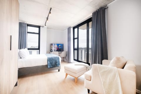 Bed, TV and multimedia, Balcony/Terrace, Photo of the whole room, Seating area