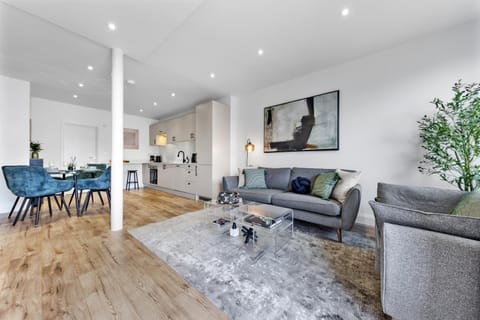 Kitchen or kitchenette, Living room, Seating area, Dining area