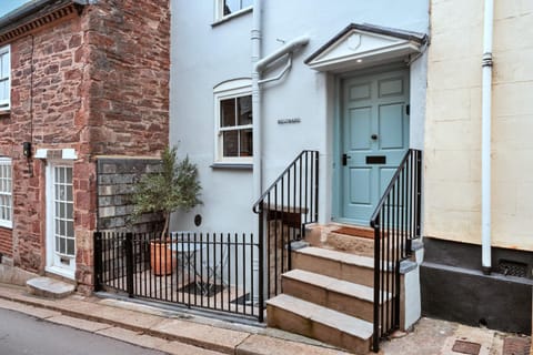 Property building, Off site, Day, Neighbourhood, Street view