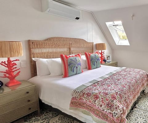 Bed, Bedroom, air conditioner
