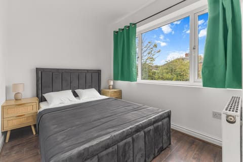 Photo of the whole room, Bedroom, internet